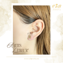 Cargar imagen en el visor de la galería, Aretes Iniciales - 14K