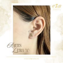Cargar imagen en el visor de la galería, Aretes Iniciales - 14K