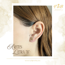 Cargar imagen en el visor de la galería, Aretes Iniciales - 14K