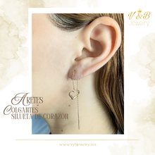 Cargar imagen en el visor de la galería, Aretes Colgantes Silueta Corazón
