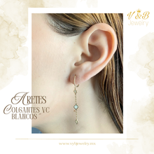 Cargar imagen en el visor de la galería, Aretes VC Blancos
