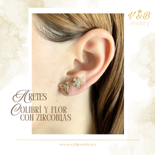 Cargar imagen en el visor de la galería, Aretes Colibrí y flor
