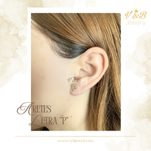 Cargar imagen en el visor de la galería, Aretes Iniciales - 14K
