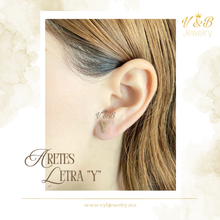 Cargar imagen en el visor de la galería, Aretes Iniciales - 14K
