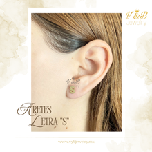 Cargar imagen en el visor de la galería, Aretes Iniciales - 14K
