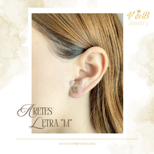 Cargar imagen en el visor de la galería, Aretes Iniciales - 14K
