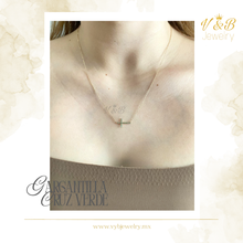 Cargar imagen en el visor de la galería, Gargantilla Cruz Con Esmeraldas - 14K
