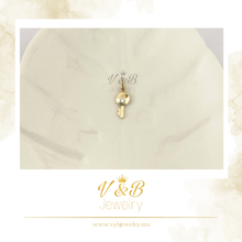 Cargar imagen en el visor de la galería, Dije Llave Con Una Zirconia - 14K
