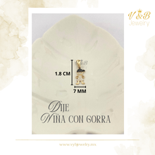 Cargar imagen en el visor de la galería, Dije Niña con Gorra
