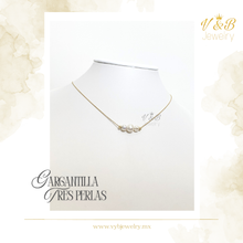 Cargar imagen en el visor de la galería, Gargantilla Tres Perlas
