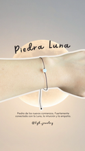 Cargar imagen en el visor de la galería, Pulsera Con Piedra Luna
